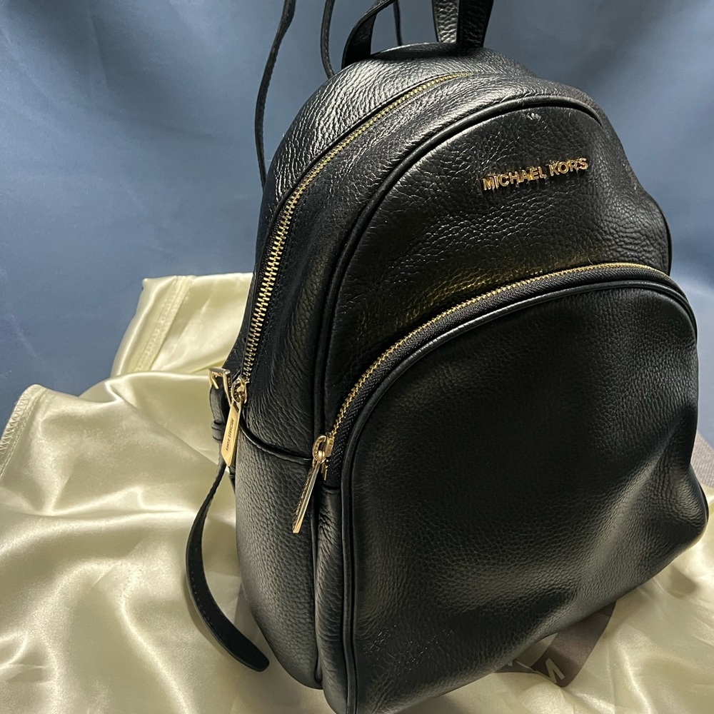 ✨ Michael Kors Rhea Zip Medium Pebbled Leather Backpack ✨